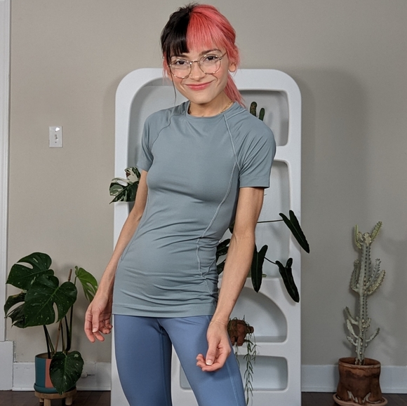 🚫 Clothing Swapped - Athleta Momentum Seamless Tee - Picture 2 of 9